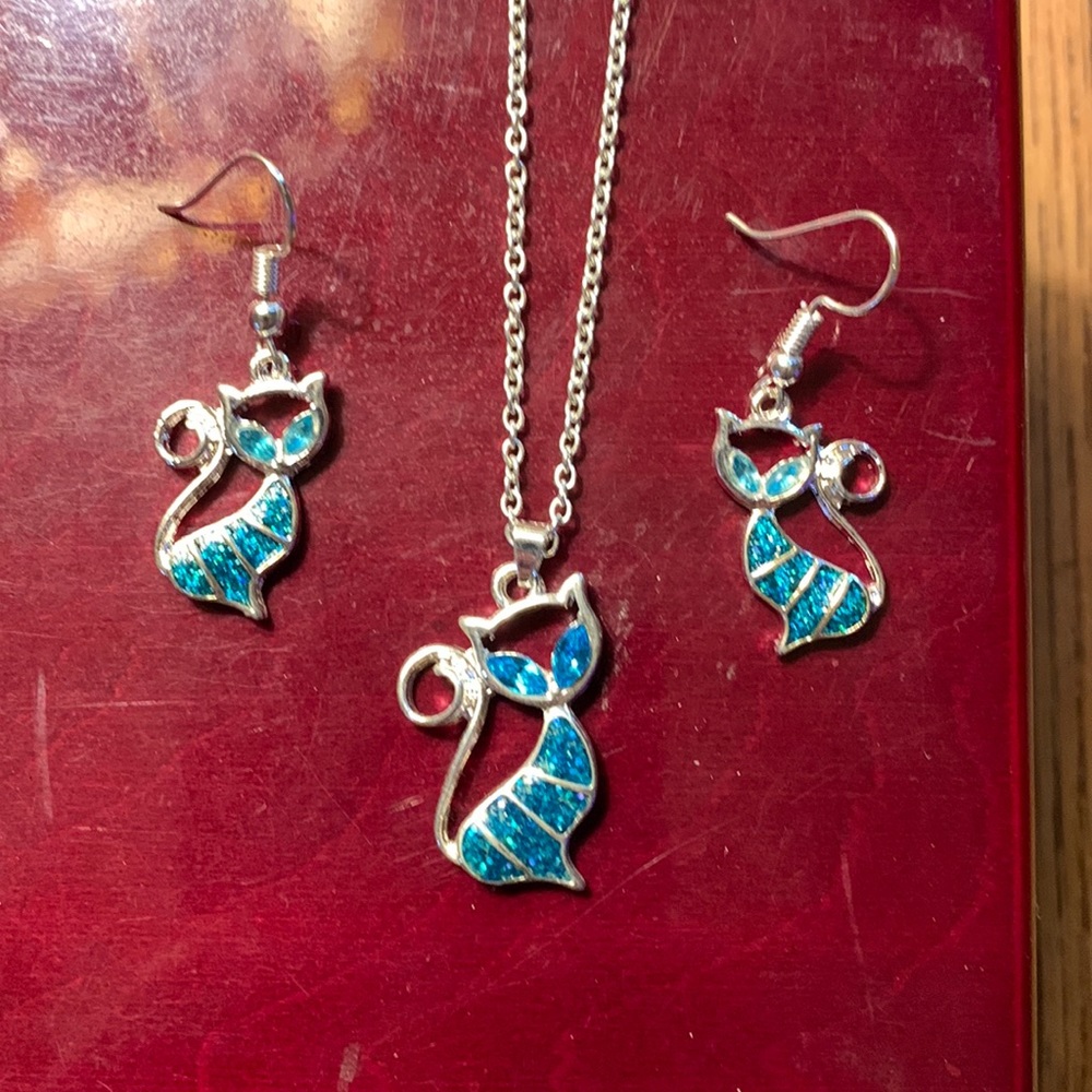 Beautiful blue Cat necklace W/earrings